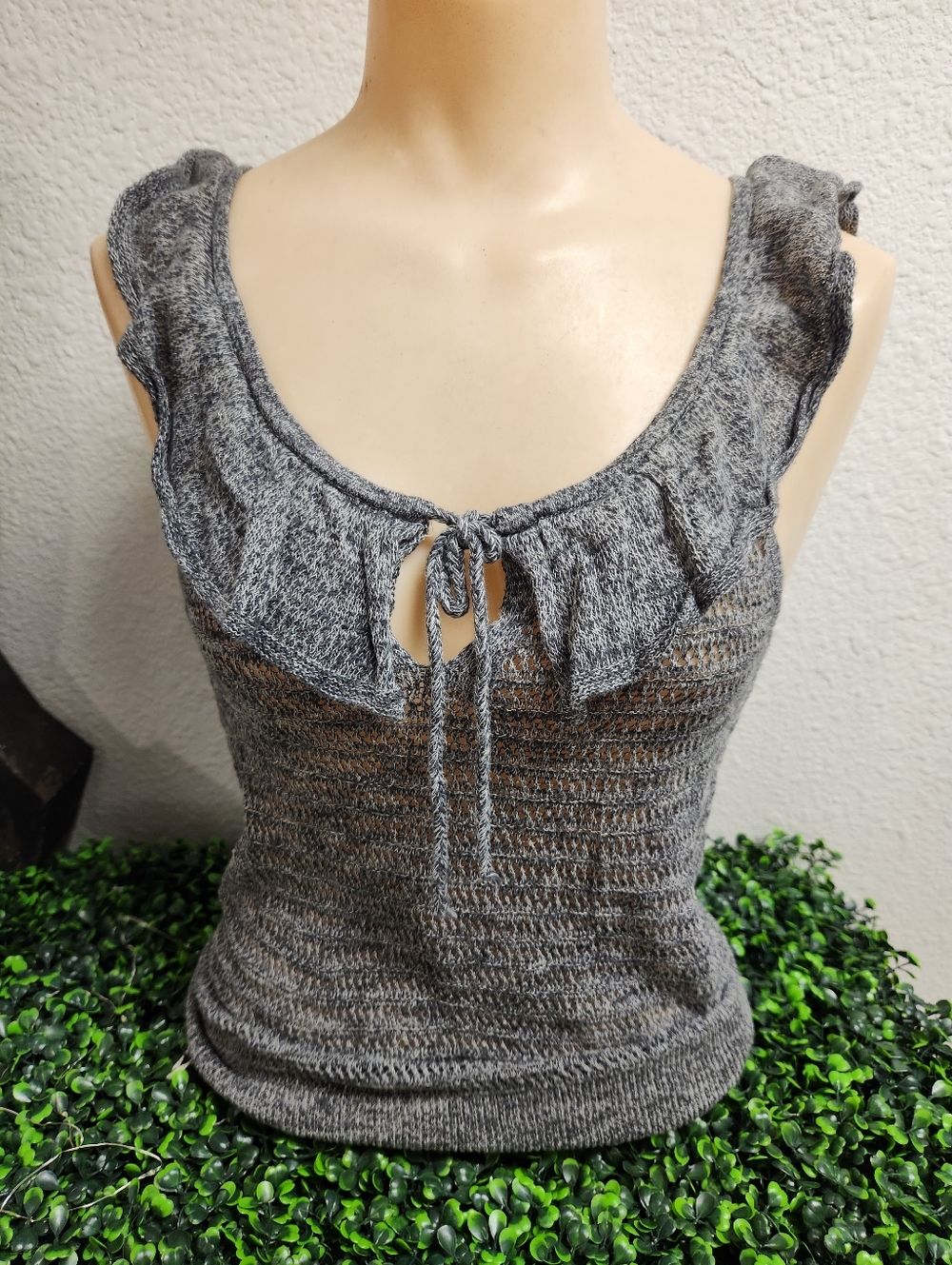 American Eagle Gray Sleeveless Knit Ruffle Tank Top Women’s Med